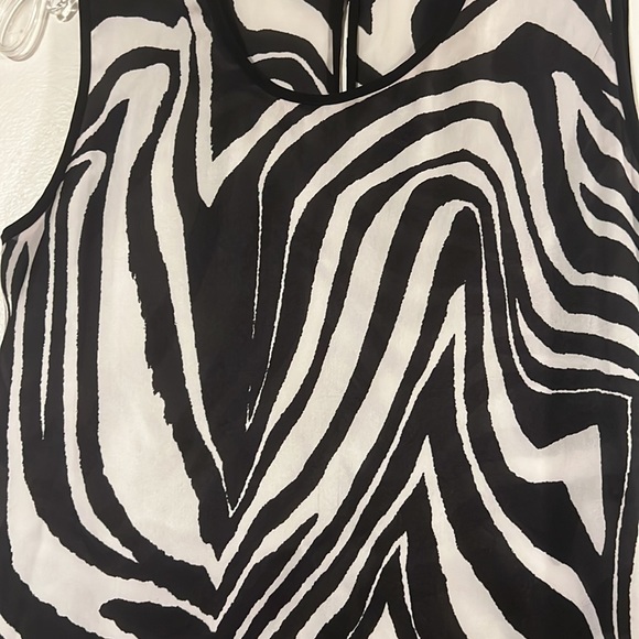 Vince Camuto sleeveless flowy satin top - Picture 3 of 9